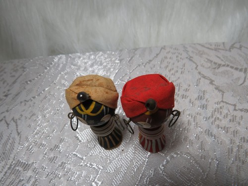 TWO SMALL 2" VINTAGE WOODEN ISLANDER DOLLS BLACK & BROWN WITH HOOP EARRINGS - Picture 6 of 8