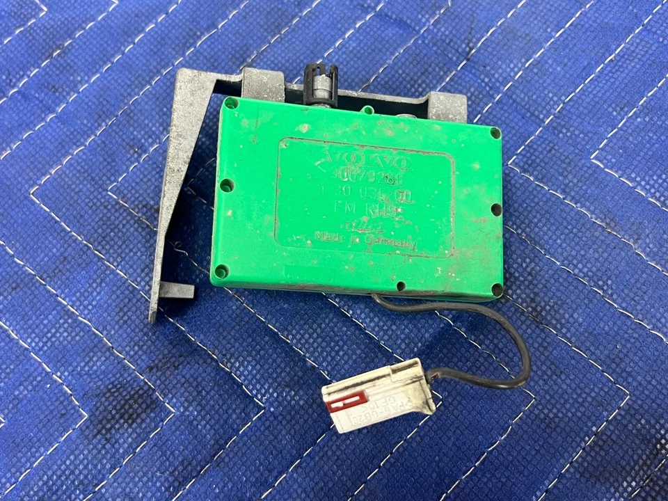 Amplificador de antena de señal de radio Volvo S60R V70R 2005-2007 30679286 OEM #1338EM Foto 2 de 4