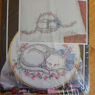 WONDER ART Set 2 Stamped Pillow Cases Embroidery Paint 1221 Cat Perle Edged NIP 