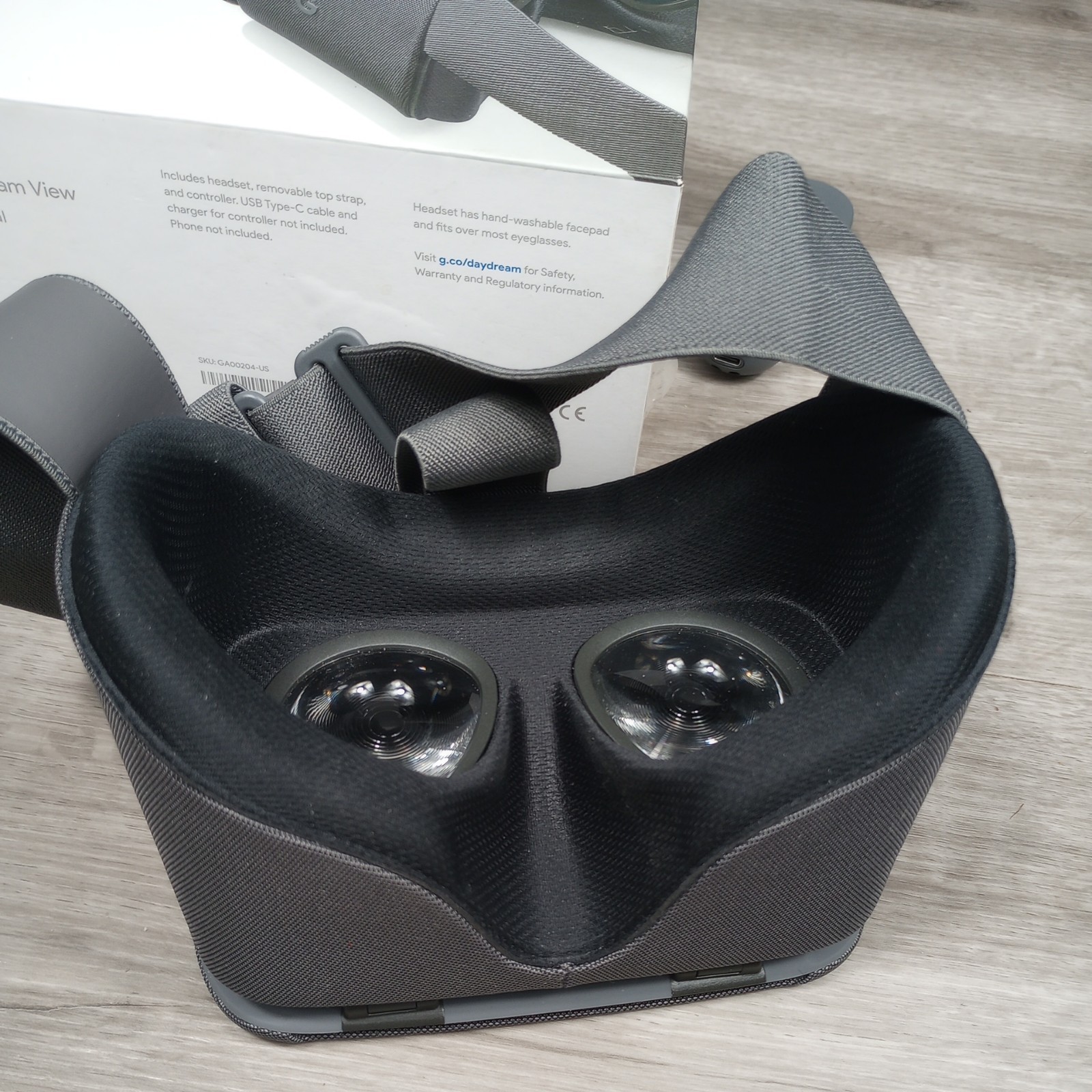 Google Daydream View Virtual Reality [VR] Headset Slate w/ Remote