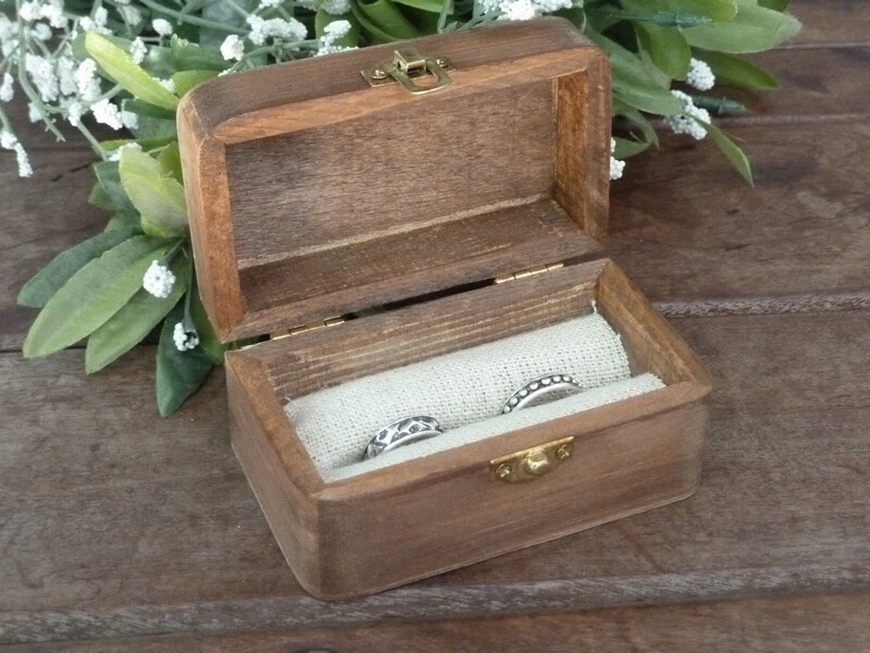 Caja de Alianzas de Boda Boho. Soporte de anillo de madera personalizado. Caja portadora de anillo rústico. Foto 3 de 4
