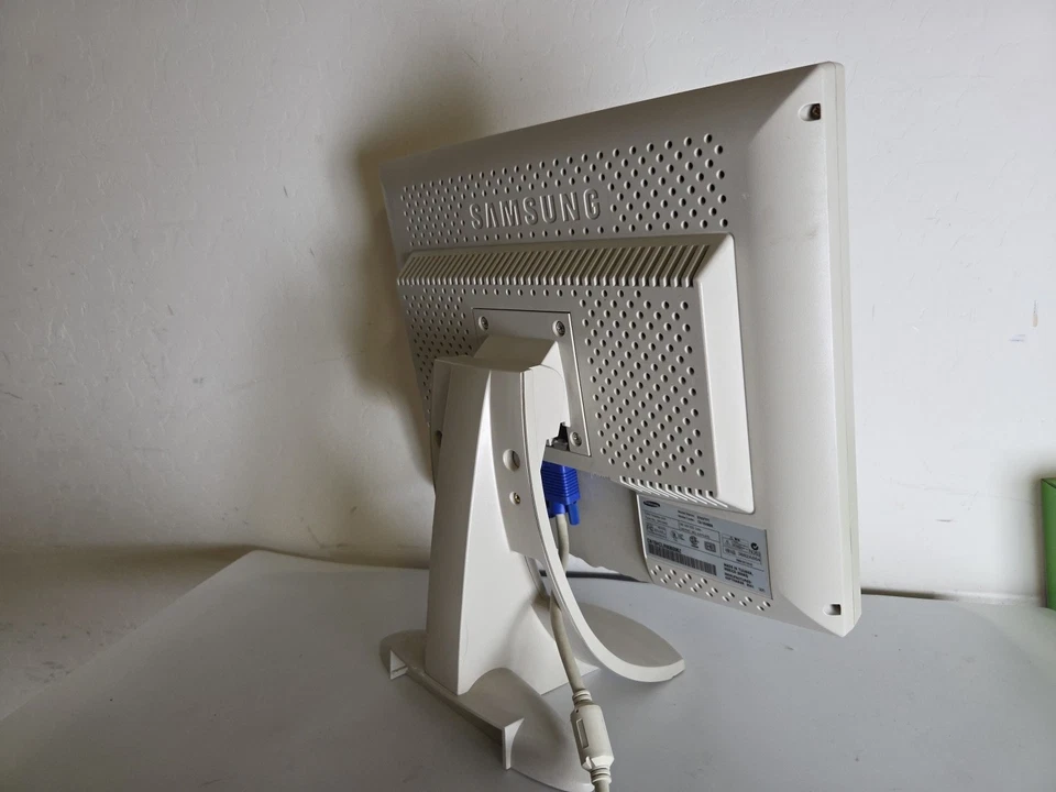 RARE Samsung SyncMaster 570V 15” LCD VGA Computer Monitor Retro Gaming VHTF - Image 3 of 4
