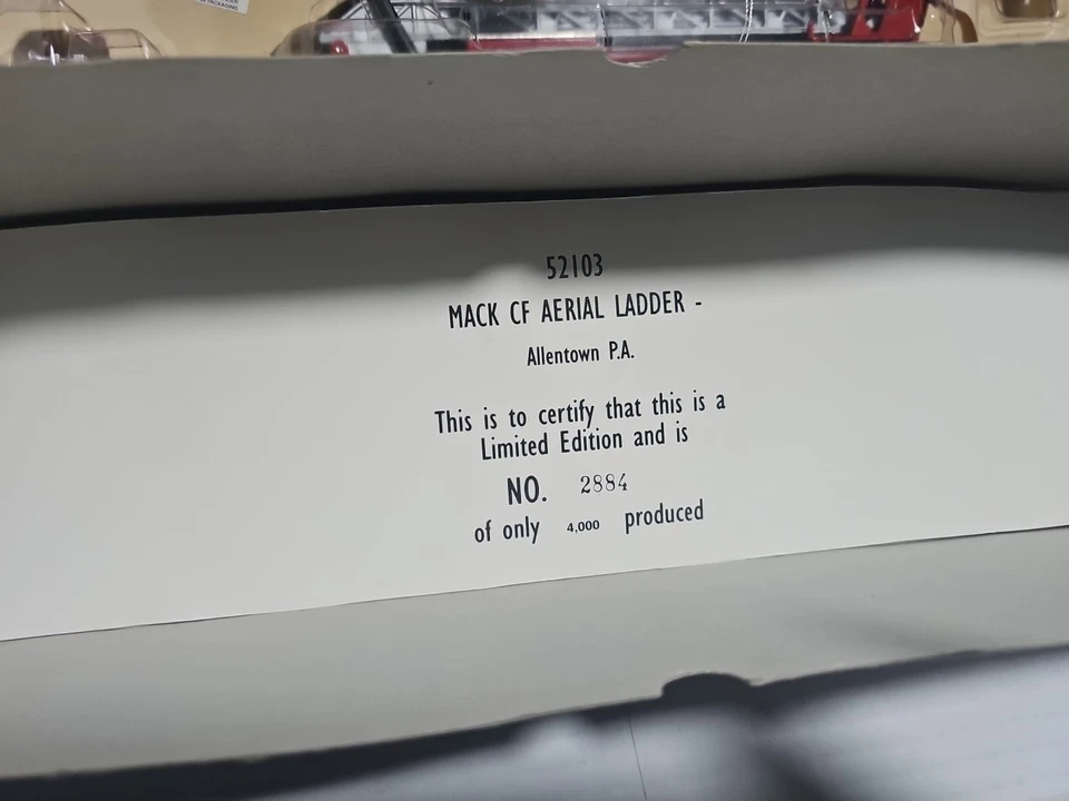 Corgi Diecast Model MACK CF AERIAL LADDER American Fire Tuck 2884 Of 4000 - Image 2 of 4