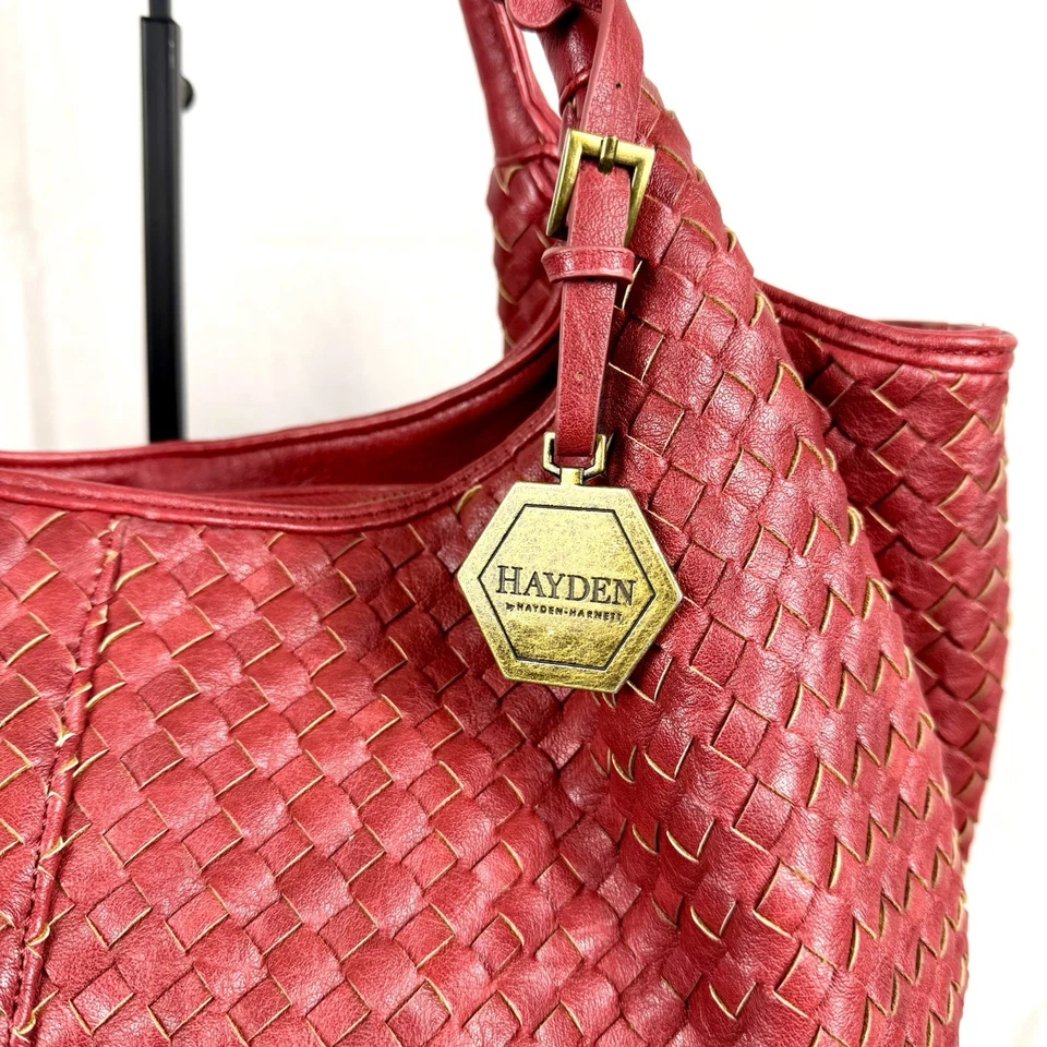 Cartera de mano Hayden Harnett roja cartera cuero vegano suave patrón tejido de canasta Foto 3 de 4