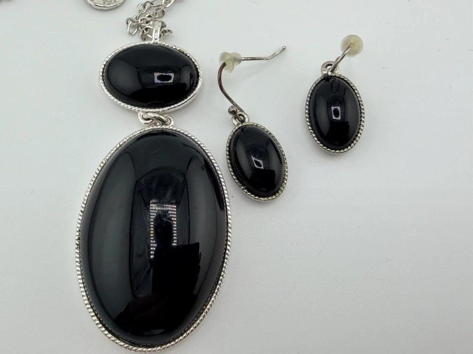 Conjunto de pendientes collar plata y negro Liz Claiborne longitud cadena 26 pulgadas Foto 2 de 4