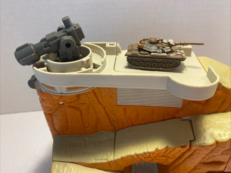 Игровой набор Micro Machines Military Eagle Peak Arsenal Battle Zones с незавершенным танком - Изображение 2 из 4