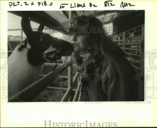 Press Photo Linda Powell Kisses One of Her Llamas - noc12460