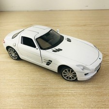 Welly Mercedes-Benz SLS AMG 1:24 Scale White Diecast Model Car