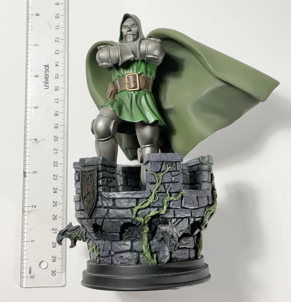 Estatua Dr. Doom Marvel Bowen Designs, diseñada por Carl Surgess 2227/4000 Foto 3 de 4