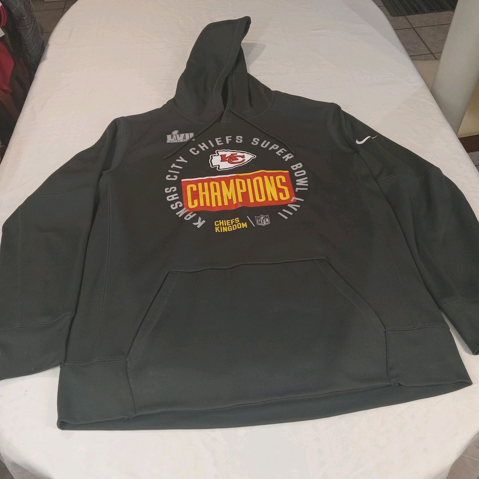 Nike  Kansas City Chiefs Super Bowl LVII Champions  Pullover Hoodie size large