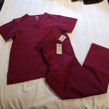 Dagacci women's Scrub set size small burgundy New with tags both have pockets