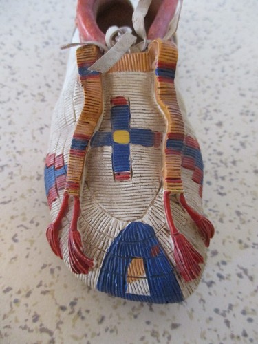 NATIVE AMERICAN MOCCASIN, MINIATURE SHOE, DETAILED, RIGHT, FOOT, 5"X2", REPRO - Picture 2 of 6