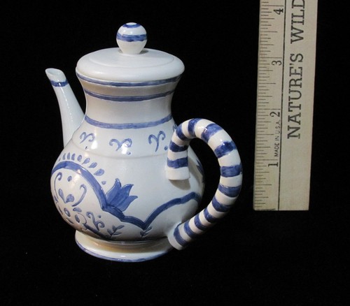 Figura de tetera decoración en miniatura blanco y azul delft flor de resina pergamino floral - Imagen 3 de 25