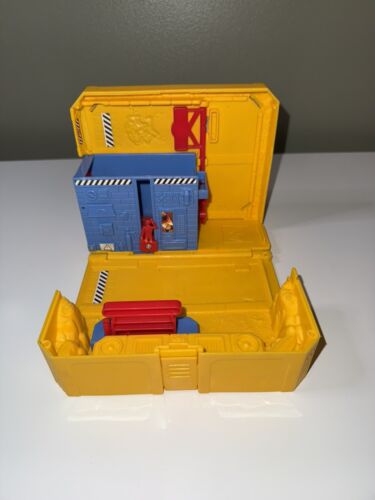 Vintage 2001 Mattel Matchbox MB Garage Yellow Building Case - Picture 3 of 3