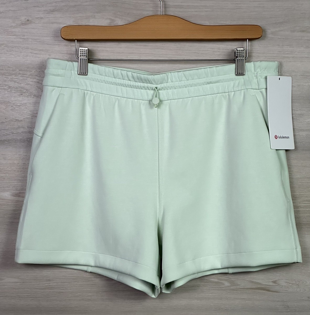 Lululemon Softstreme HR Short 4” Size 4 Kohlrabi Green KOGR