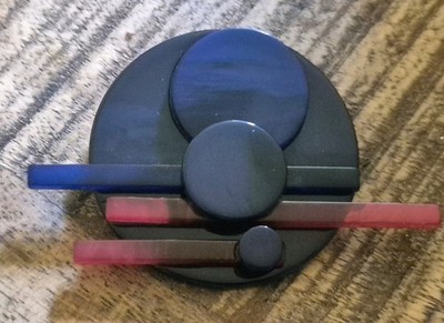 Modernist Arcryl Handarbeit BROSCHE 3D blau rot rund geometrisch Ref 01 BN