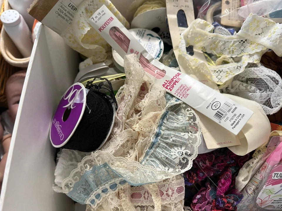 Enorme lote de costura de renda, acabamento, zíperes, encadernação e muito mais - Imagem 2 de 4