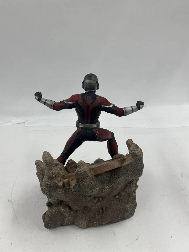 Galeria Diamond Select- Marvel Ant-Man PVC Diorama From Ant-Man & The Wasp - Imagem 2 de 4