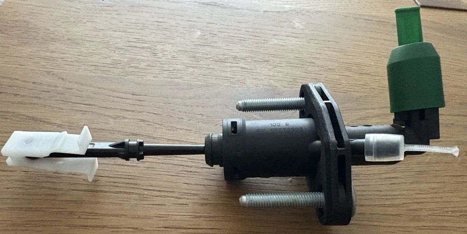 Genuine GM Vauxhall Opel Insignia Astra Zafira Clutch Master Cylinder 55579998 - Image 2 of 4