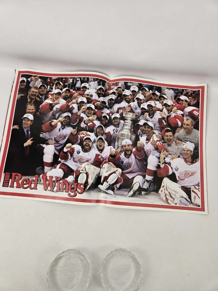 Detroit Red Wings Crystal Pucks And Magizine - Image 4 of 4