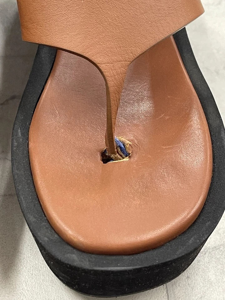 Sandalia con plataforma de tanga de cuero Le Ocean con marco propio en tabaco talla: 40 (EE. UU. 9) Foto 3 de 4