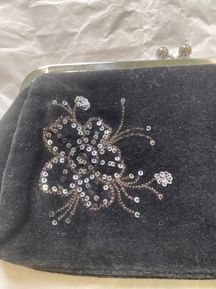 Cartera sin asas de víspera con cierre de beso y lentejuelas bordadas de terciopelo negro de colección EXPRESS Foto 2 de 4