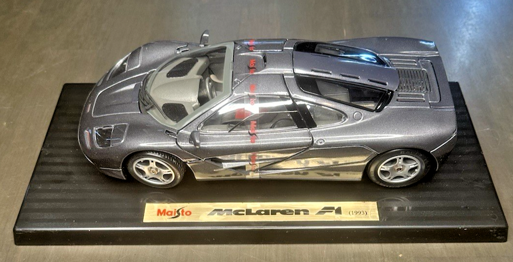 自動車 MAISTO 1:18 SCALE 1993 MCLAREN F1 Maisto Special Edition McLaren F1 1993 1:18 Diecast Car Gray Car