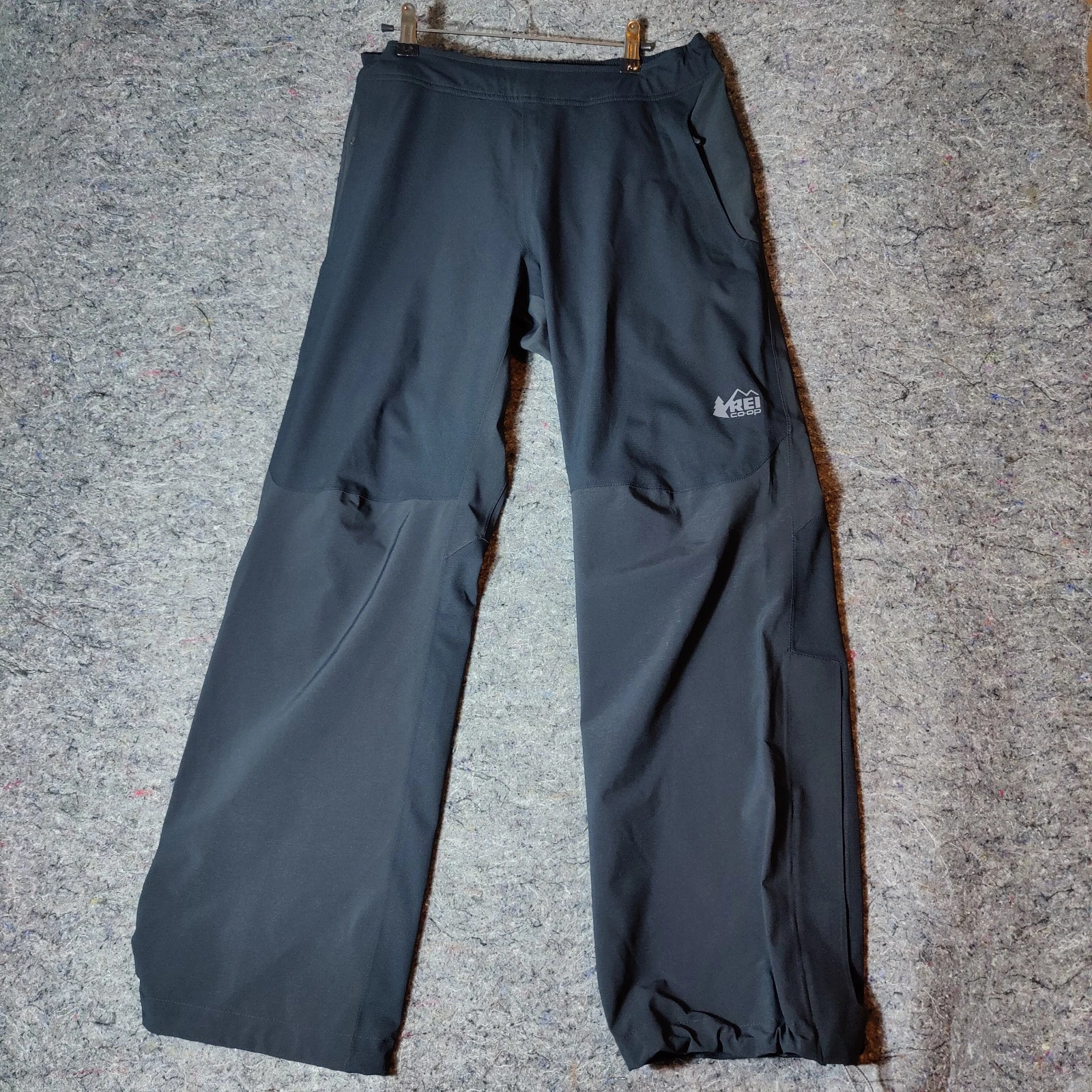 REI Co-Op E1 Elements Pants Men’s 30L Black Soft Shell Wind Rain Hiking Outdoors
Opens in a new wind