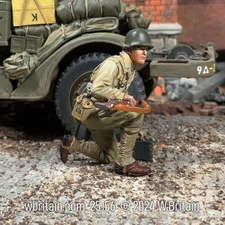 W.Britain 25156 U.S. Infantryman Kneeling with .30 Cal. Ammo Can  (Britains)