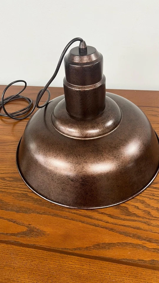 Pingente de metal Ashland ferrugem leve, não regulável em acabamento bronze escuro - Imagem 4 de 4