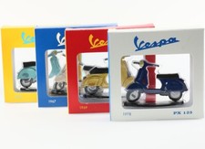 Lot de 4 reproductions de scooters Vespa en 2D - collection auto moto vintage