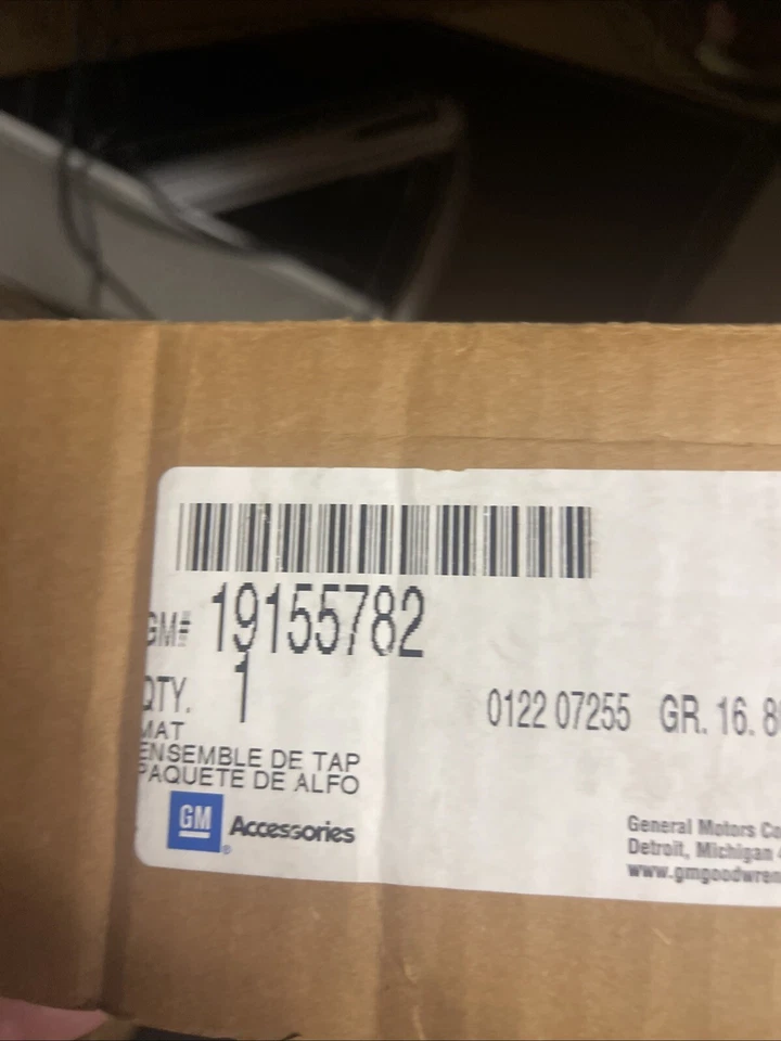 Alfombra trasera de una pieza para segunda fila 07-13 Chevrolet GMC 19155782 OEM NUEVO Foto 2 de 2