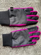 Lady&rsquo;s water resistant riding gloves,new and in excellent condition, size M