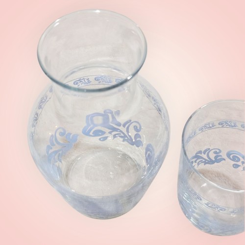 Jarra de agua vintage de vidrio transparente para cabecera con vaso flores azules - Imagen 5 de 7