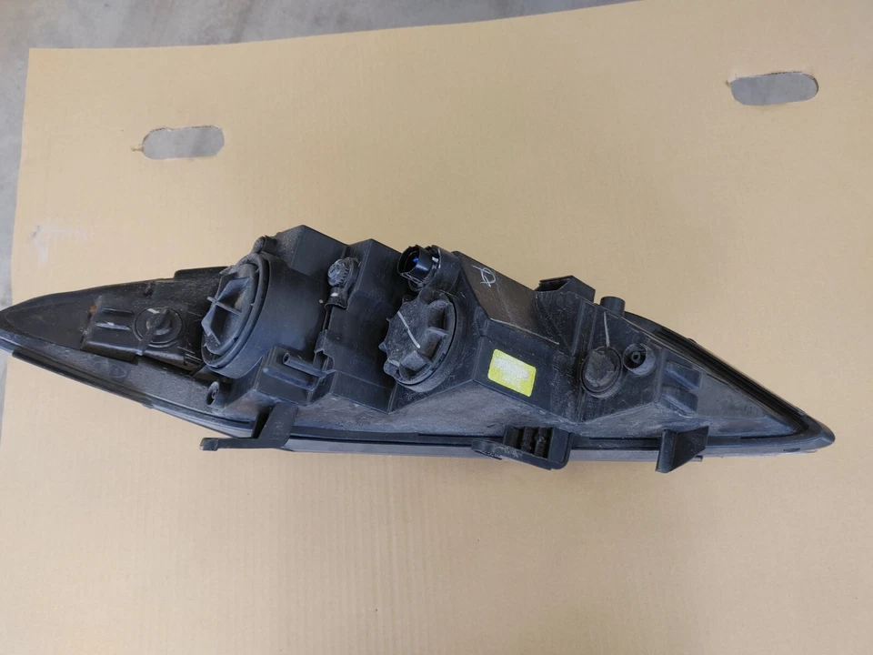 Faro halógeno derecho Hyundai Elantra 2017-2018. Foto 2 de 4