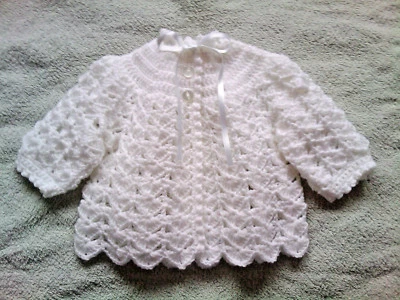 HANDMADE BY CAROLS CROCHET Handgefertigter handgehäkelter Unisex-Mantel Baby 4-lagiger Matinee-Mantel/Jacke/Strickjacke