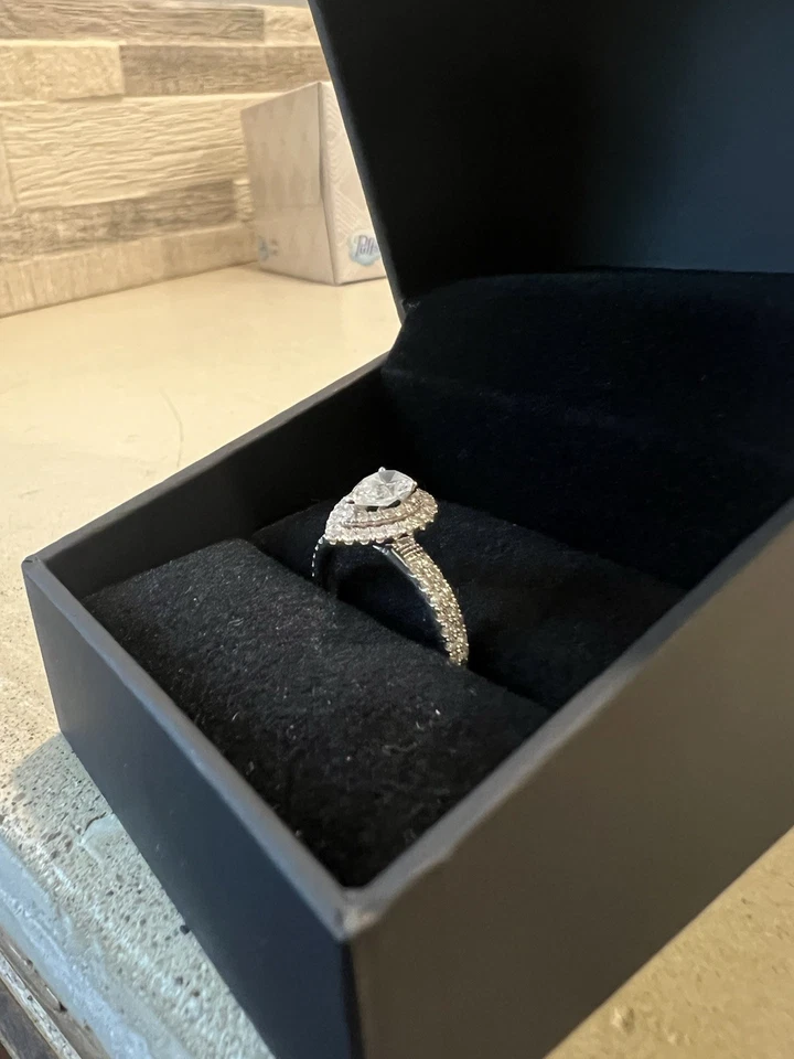 Anillo de compromiso de diamantes en forma de pera certificado TW de 1 quilate en platino (I/SI2) Foto 2 de 4