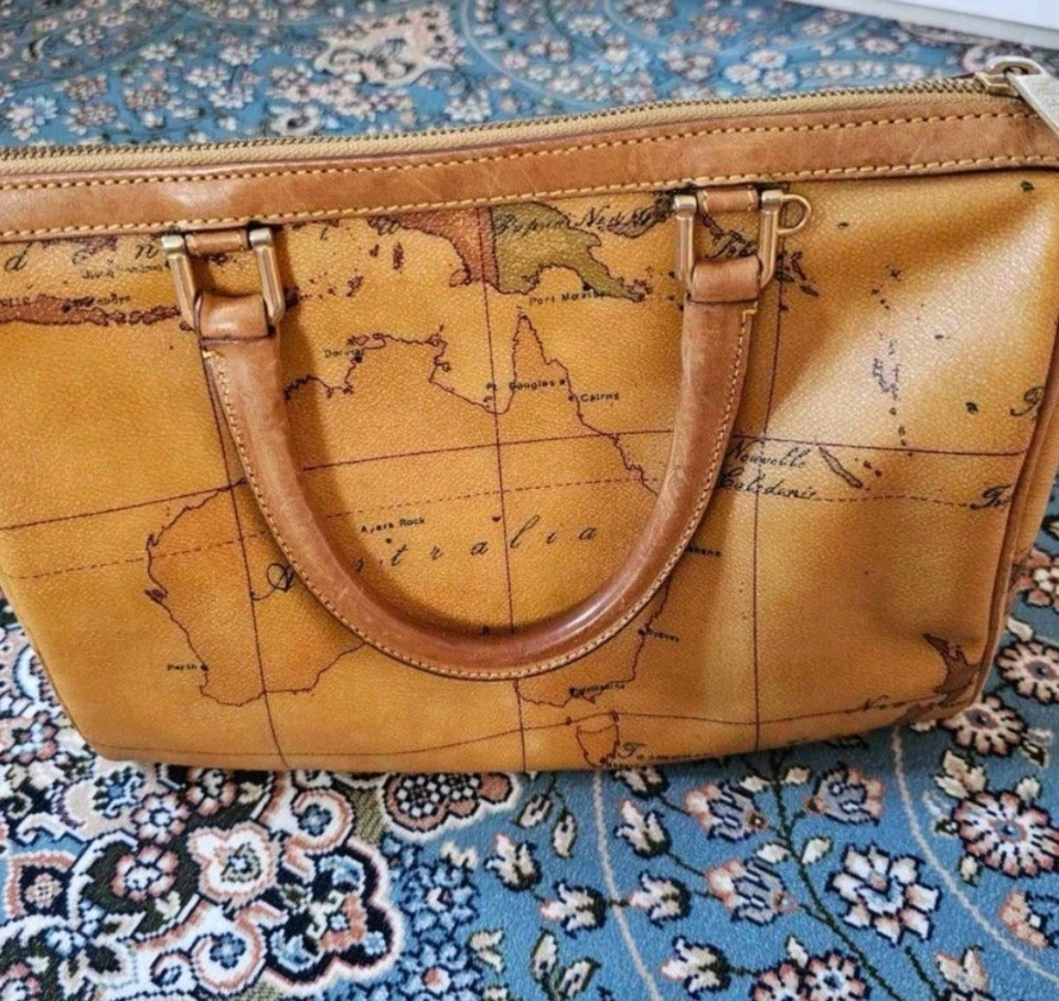 Bolso Boston Alviero Martini tostado y marrón con estampado de mapa Foto 3 de 4