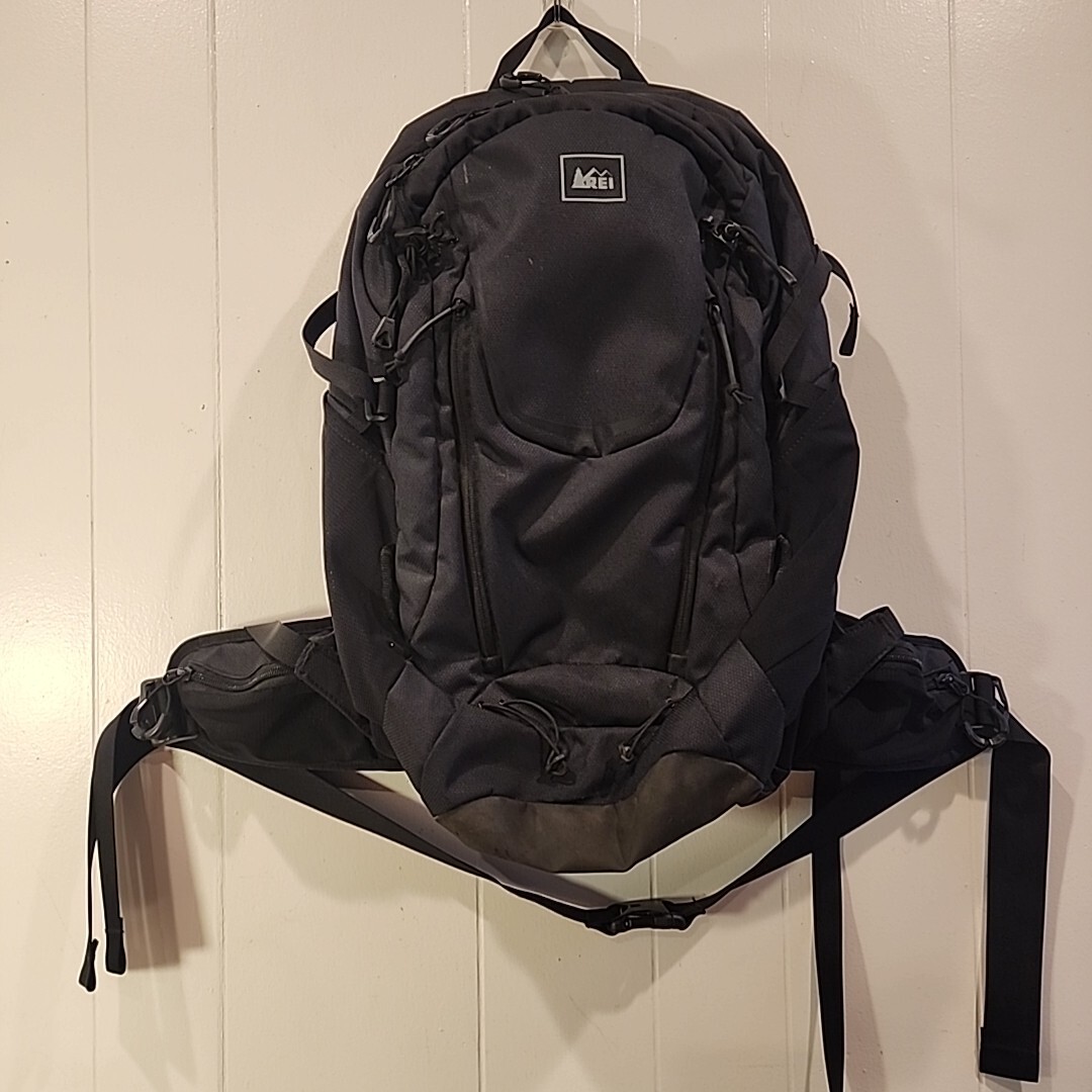 REI TRAVERSE 30 Liter Black Hiking Daypack Backpack Climbing Padded
