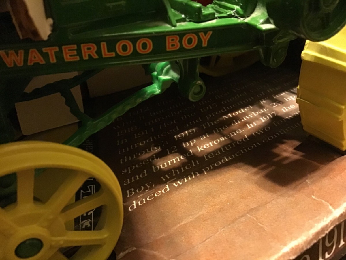 ERTL, John Deere, 1915 Model R Waterloo Boy Tractor, 1:16 Scale