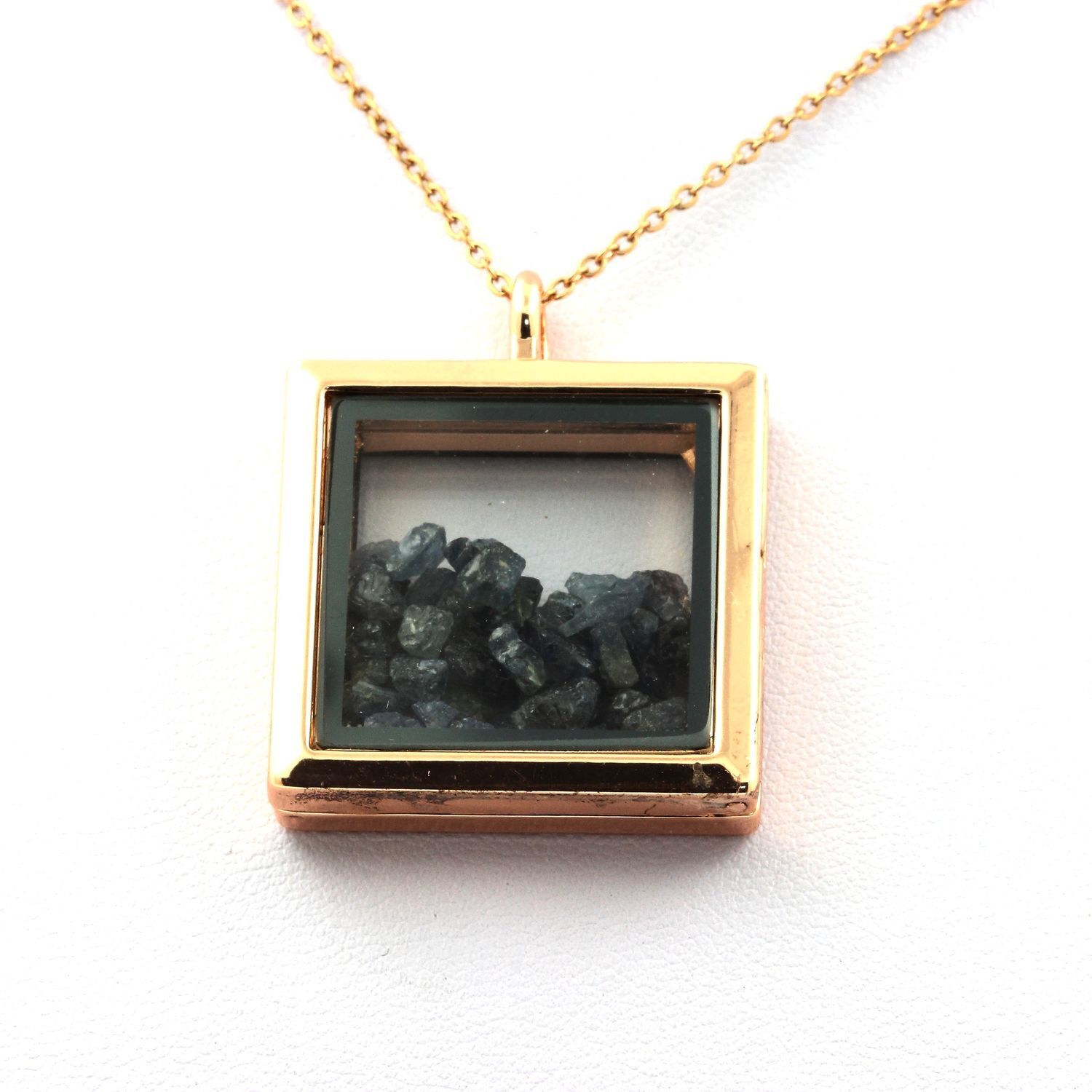 Collier saphir brut naturel modèle carré chaîne or rose maille forçat