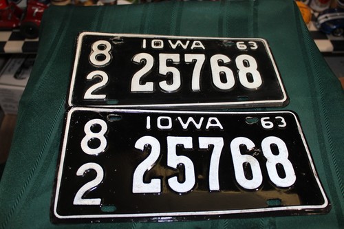 PAIR IOWA LICENSE PLATES 1963 SCOTT COUNTY 82-25768 NICE