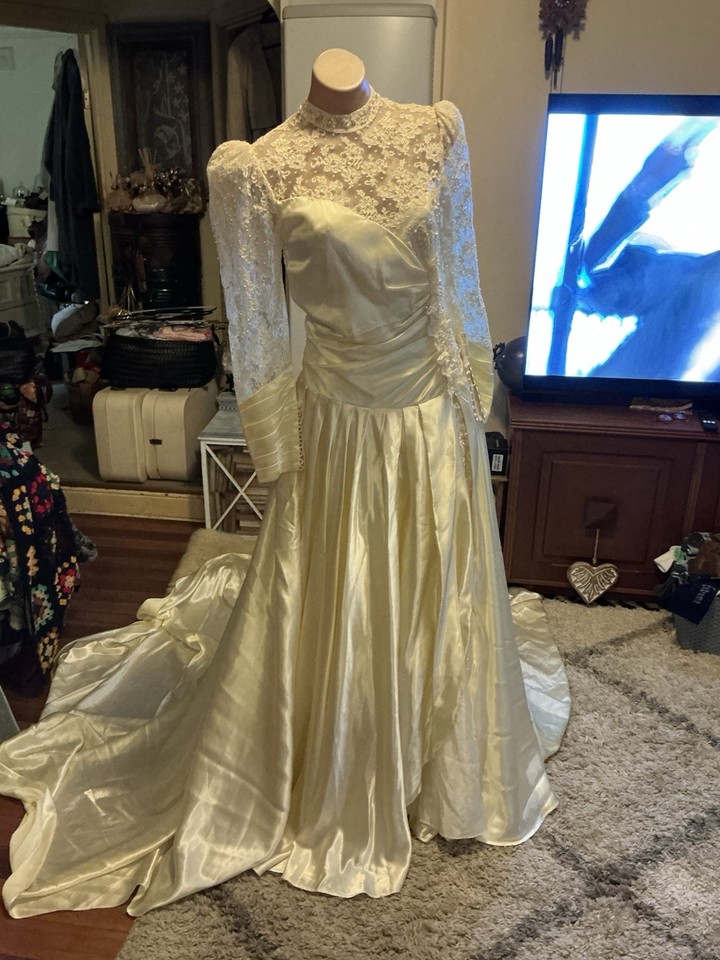 Stunning Vintage 80’s Cream Wedding Gown By DEONS BRISBANE Size 12