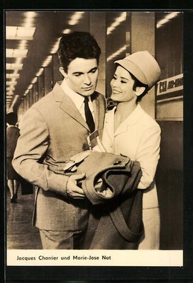AK Schauspieler Jacques Charrier und Marie-Jose Nat fröhlich am Flughafen 