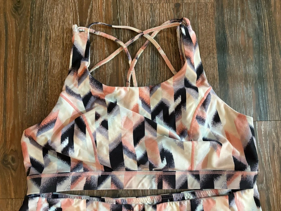 Leggings y sujetador deportivo Torrid talla grande 4 ropa deportiva flechas multicolores Foto 2 de 4