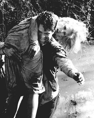 Bonnie and Clyde Warren Beatty carries wounded Faye Dunaway in swamp 12x18 poste