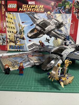 Lego #6869 Marvel Super Heroes Quinjet Aerial Battle (Complete)