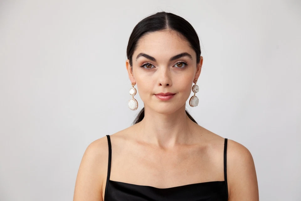 Pendientes colgantes de ágata blanca de diseñador de fiestas de joyería con diamantes sintéticos para mujer Foto 3 de 4