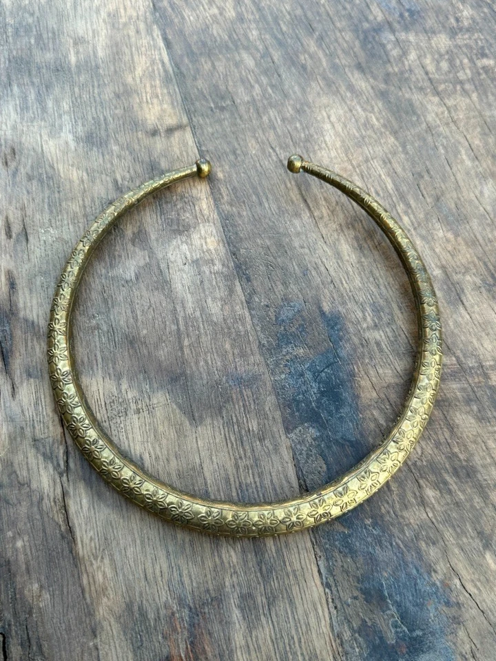 Gargantilha feminina antiga vintage bronze esculpida à mão design floral Hasli - Imagem 3 de 4