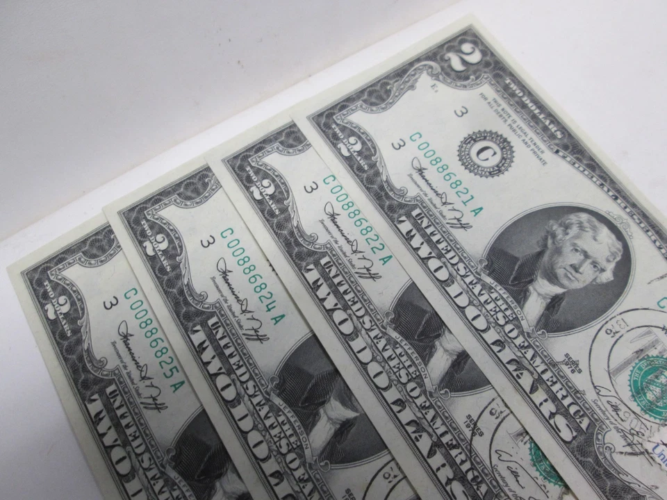 FOUR 1976 US $2 FEDERAL RESERVE NOTES- UNC & MOSTLY CONSECUTIVE FIRST DAY COVER - Image 2 of 4